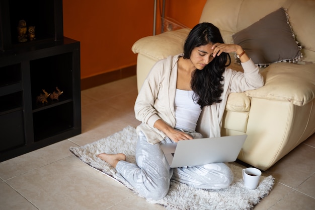 Garota trabalhando no laptop em casa ou estudante estudando em casa ou freelancer