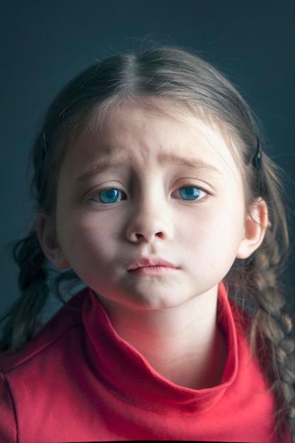 Garota triste incrível com tranças e olhos grandes