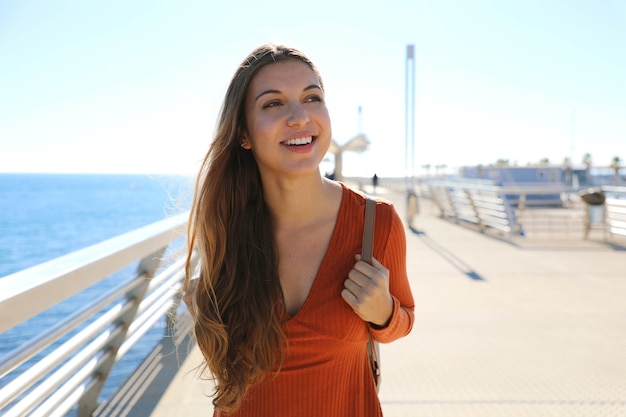 Garota turista caminhando relaxando e aproveitando a viagem pela Europa