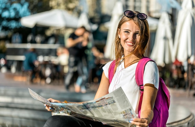 Garota turista com mapa