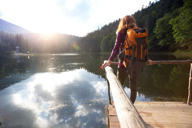 Garota turista em um lago de montanha