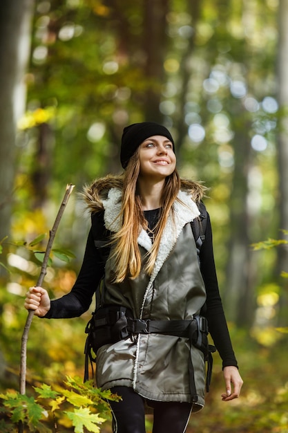 Garota turista na floresta