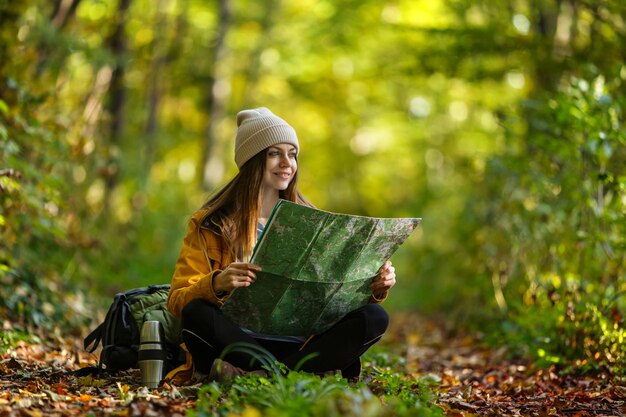 Garota turista na floresta