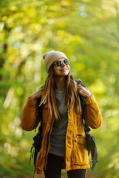 Garota turista na floresta