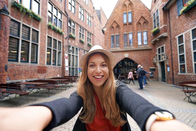 Garota turista tira auto-retrato em Bottcherstrasse Bremen Alemanha