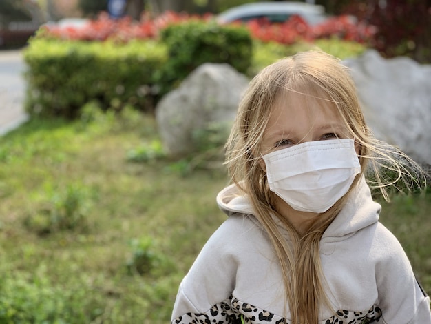 Garota usando máscara durante pandemia de coronavírus