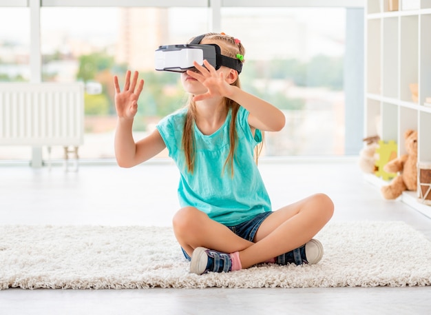 Garota usando óculos de realidade virtual