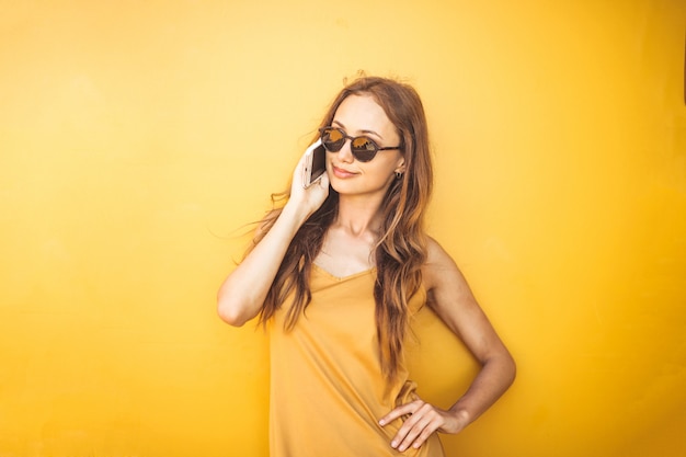 Foto garota verão falando ao telefone