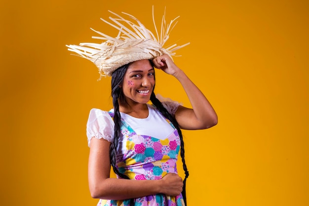 Garota vestida com roupas típicas para a festa junina brasileira dançando