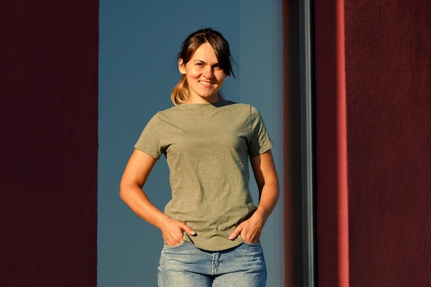 Garota vestindo camiseta verde em branco com espaço para seu logotipo