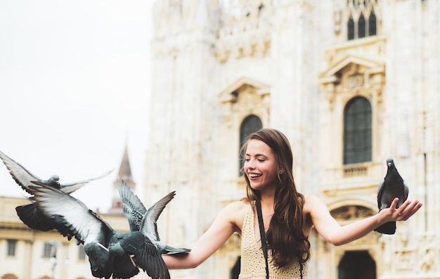 Garota viajando na itália turista posando perto da catedral duomo em milão itália moda feminina tour