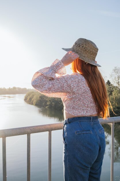 Garota viajante na frente de uma ponte