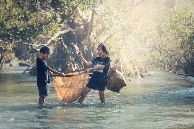 Garotas asiáticas pescando no rio
