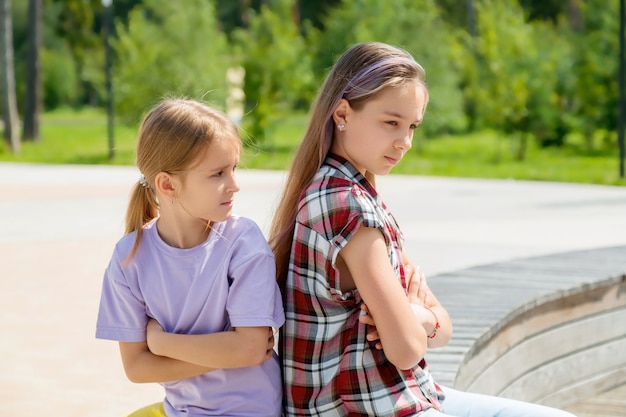 Garotas bonitas da escola têm conflitos entre si problemas escolares