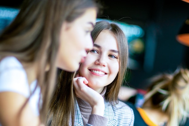 Garotas bonitas discutindo algo no café