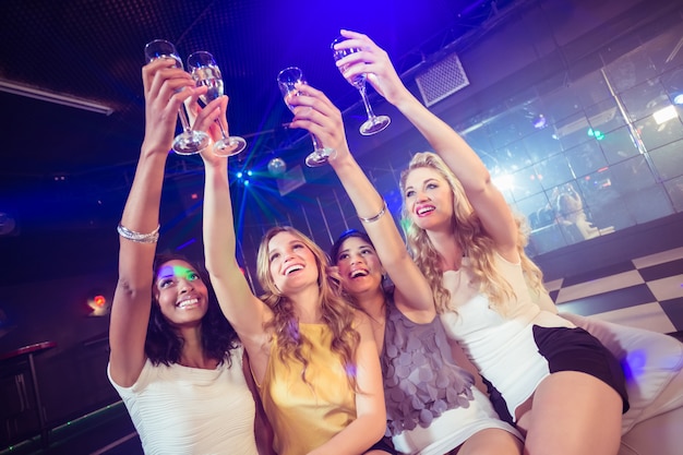 Garotas bonitas, segurando a taça de champanhe