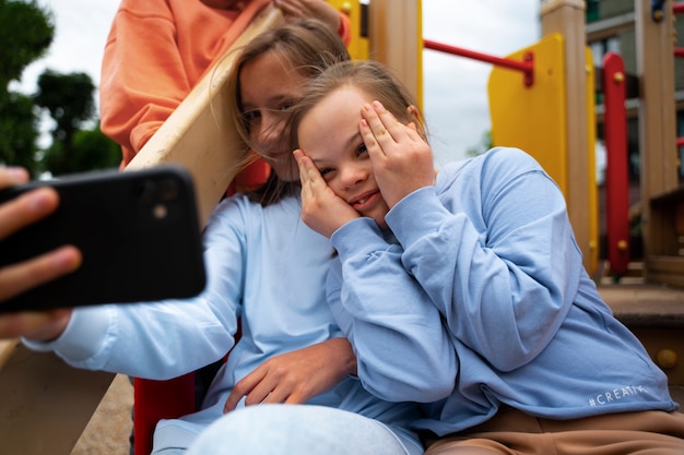 Foto garotas em tiro médio tirando selfie