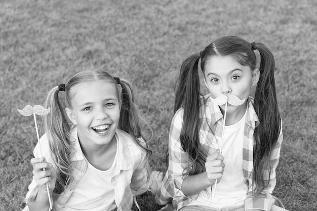 Garotas engraçadas adereços de festa de bigode festival ao ar livre conceito de humor lúdico