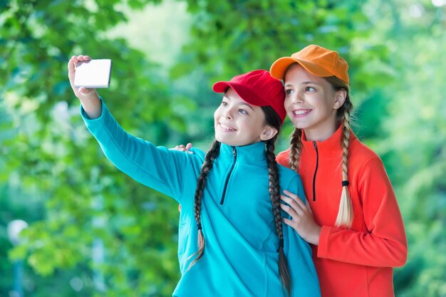 Garotas felizes com pose de beleza para telefone com câmera selfie na fotografia de autorretrato de paisagem natural