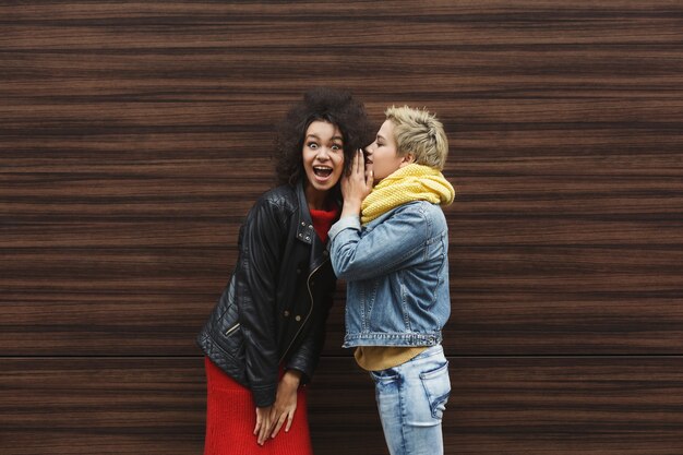 Garotas felizes fofocando ao ar livre