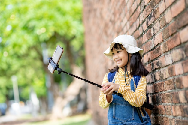 Garotas felizes tirando selfies. tirando fotos de selfie com um smartphone