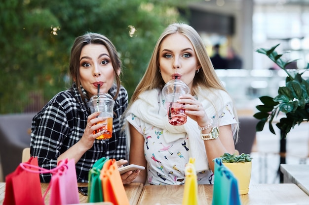 Garotas lindas em shopping