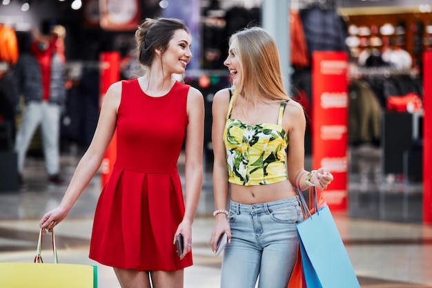 Foto garotas lindas em shopping