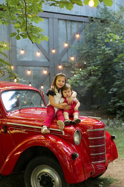 Garotas lindas no carro vermelho