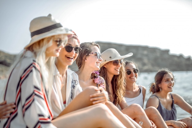 Garotas se divertindo na praia