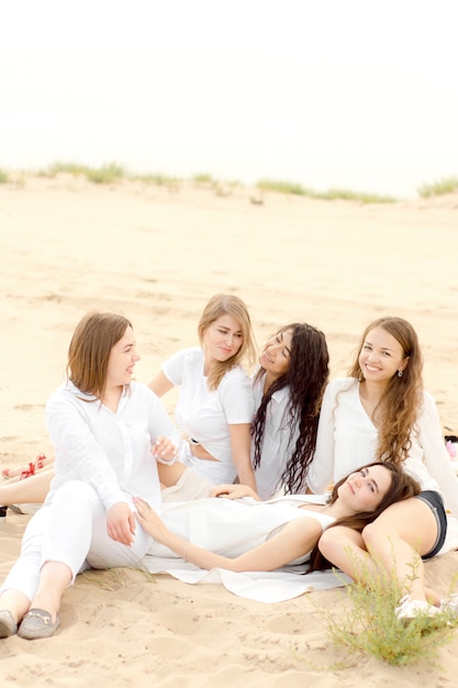 Garotas se divertindo na praia