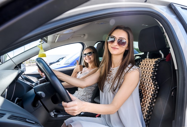 Garotas viajando juntas no carro, conceito de férias