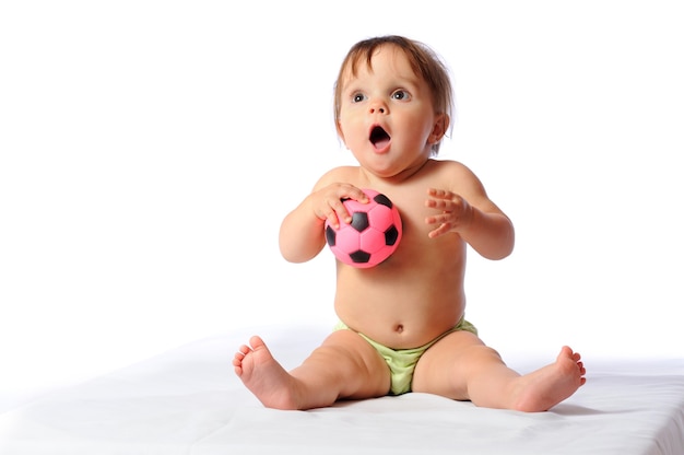 Garotinha adorável brincando com futebol pequeno