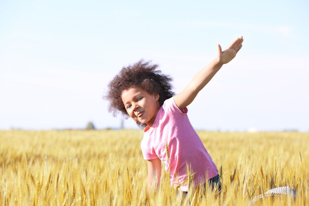 Foto garotinha afro-americana em campo verde