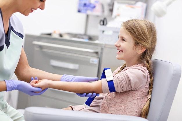 garotinha corajosa fazendo coleta de sangue para exames