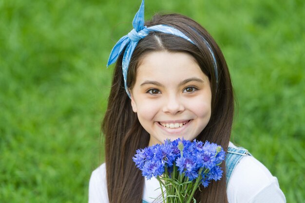 Garotinha flores buquê saudações de férias conceito de flor azul