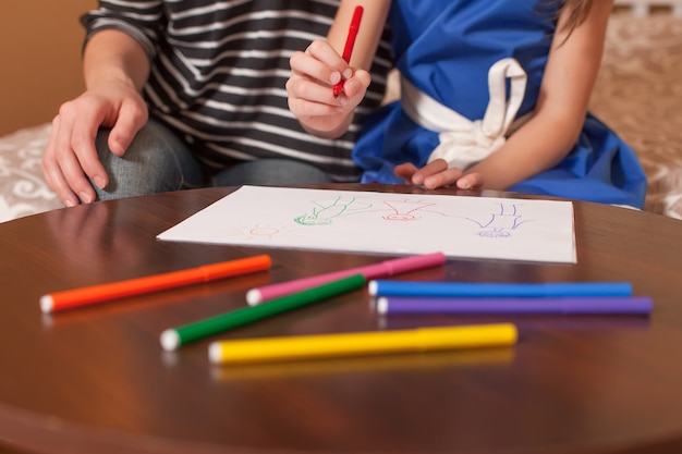 Foto garotinha grande desenhando em uma mesa