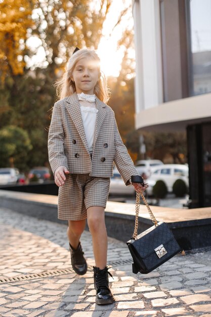 Garotinha legal e elegante com cabelo branco na cidade