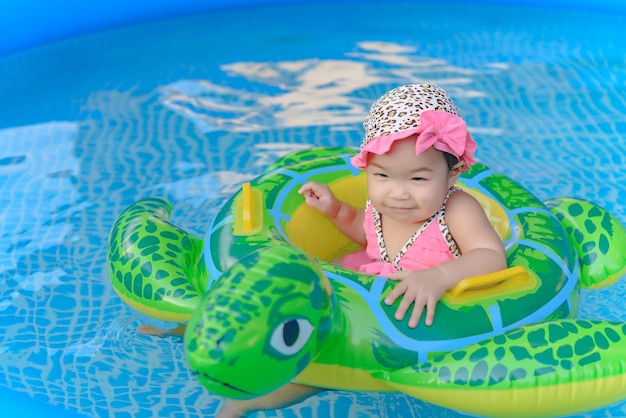 Garotinha nadando na piscina