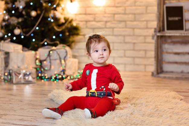 Garotinha posando em fantasia de Papai Noel