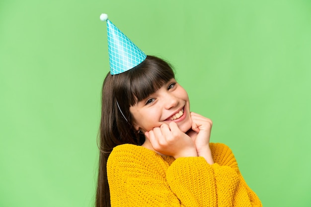 Garotinha segurando bolo de aniversário sobre fundo chave de croma isolado