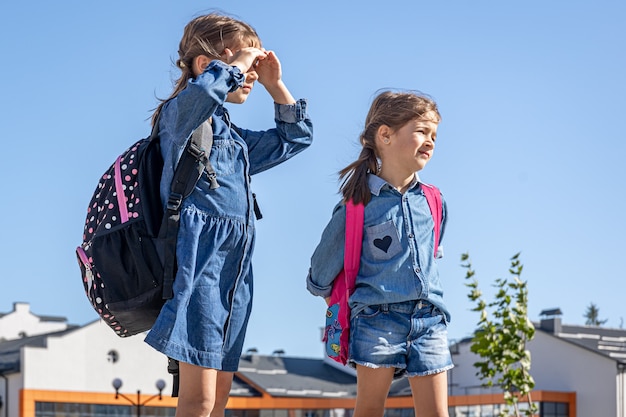 Garotinhas, alunos do ensino fundamental depois da escola, a caminho de casa.