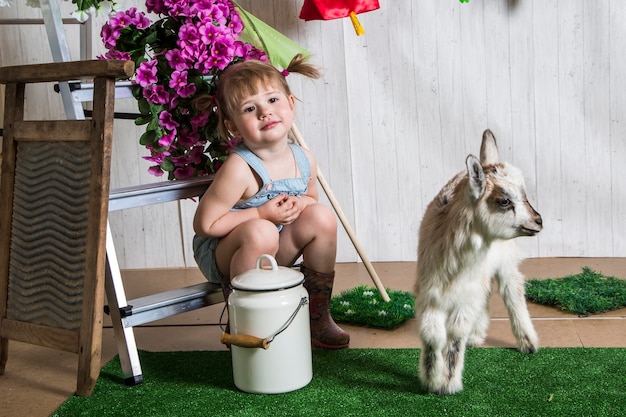 Garotinhas brincando com cabras em fazendas