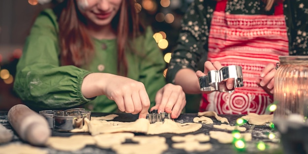 Garotinhas fazendo biscoitos de natal