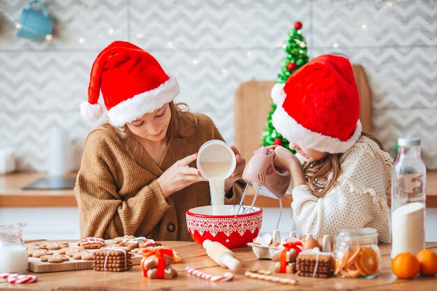 Garotinhas preparando pão de mel de natal em casa