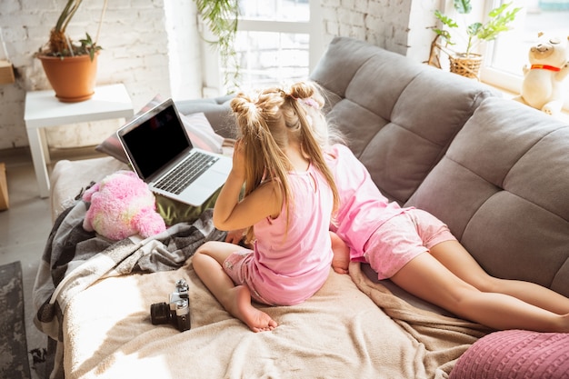 Garotinhas tranquilas brincando em um quarto com pijamas fofos, estilo caseiro e conforto