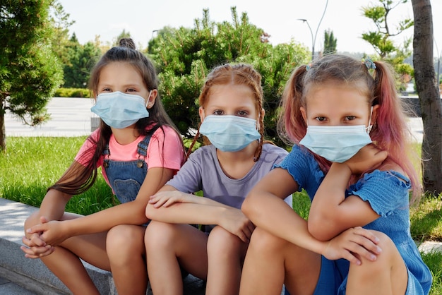 Foto garotinhas usando máscara para proteção