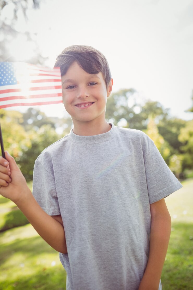 Foto garotinho acenando a bandeira americana