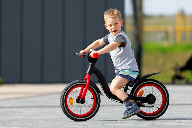 Garotinho andando de bicicleta em um parque da cidade