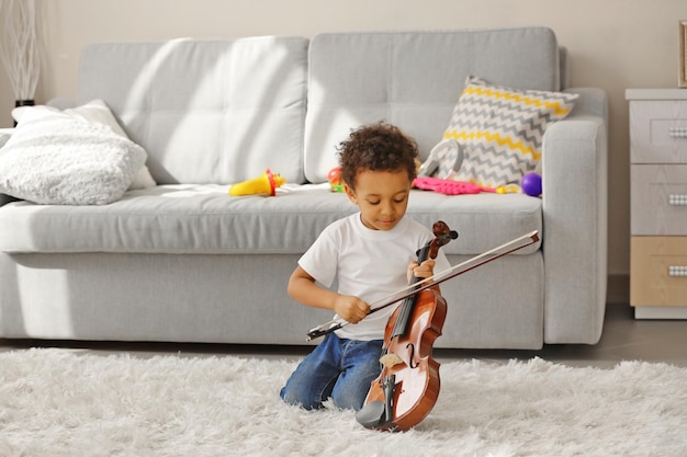 Garotinho aprendendo a tocar violino