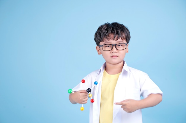 Garotinho asiático aprende ciência com blusa branca